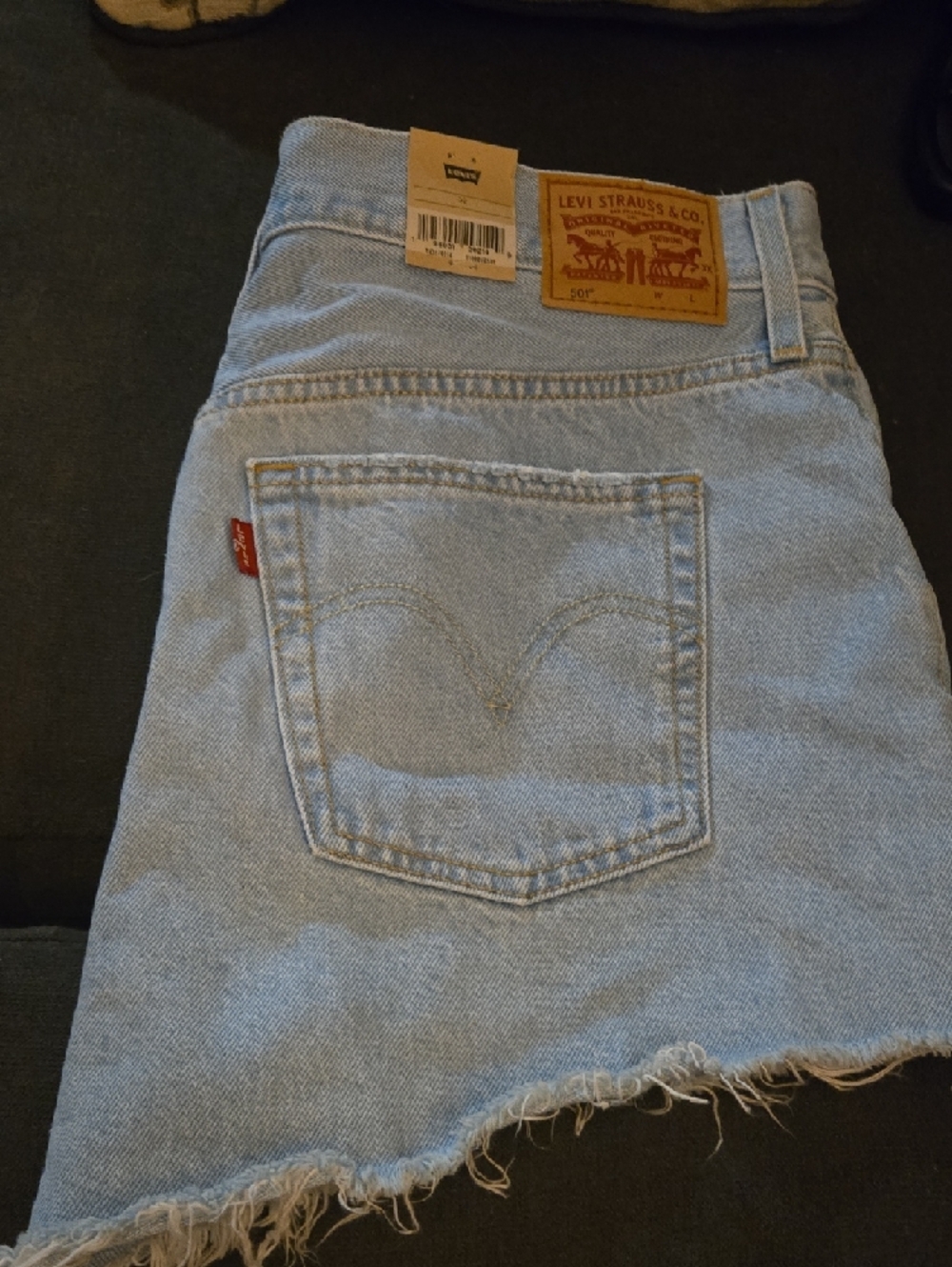 Levi's light blue distressed denim shorts with frayed hem - Picture 5 of 6